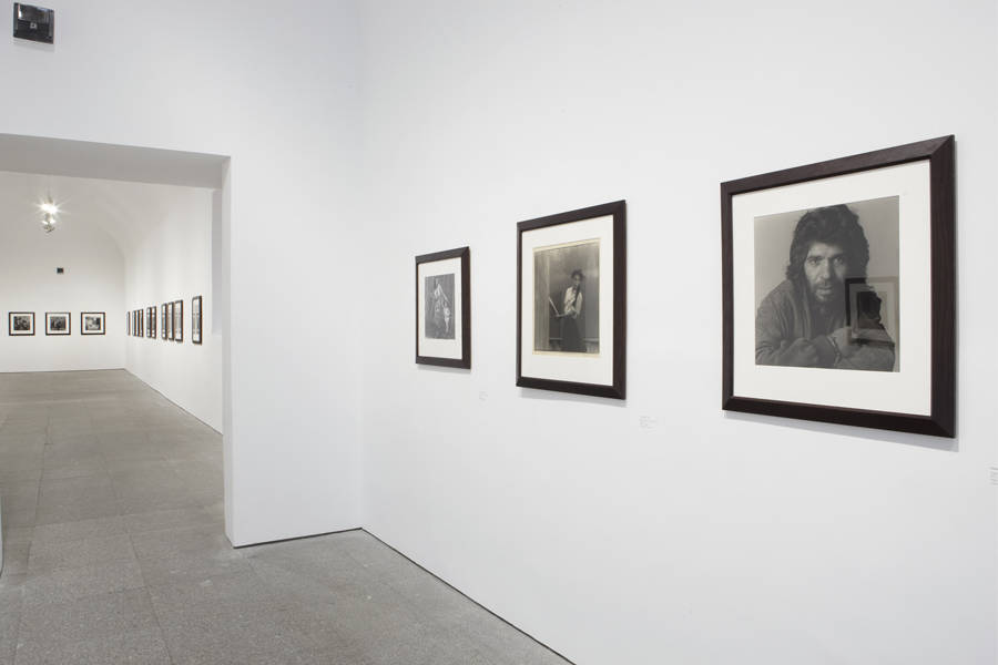 Otra imagen de las salas de exposición, en donde se ven dos áreas. En la primera, destaca el retrato al gran Camarón de la Isla.