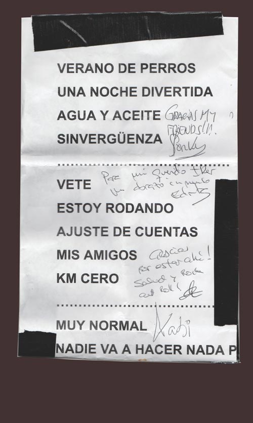 Set-list con firmas recogidas tras el concierto (1 de 2).