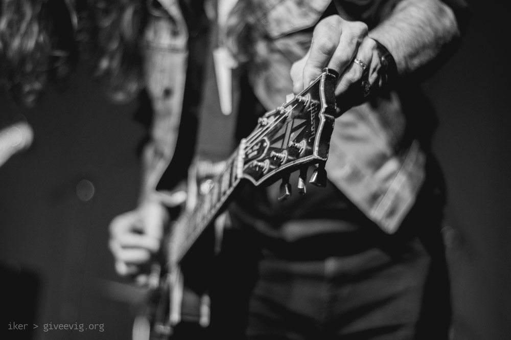 Fotografía de Txus afinando su guitarra