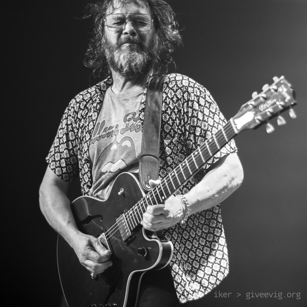 Gorka, tocando la guitarra durante el gran punteo del tema 'My Sharona'