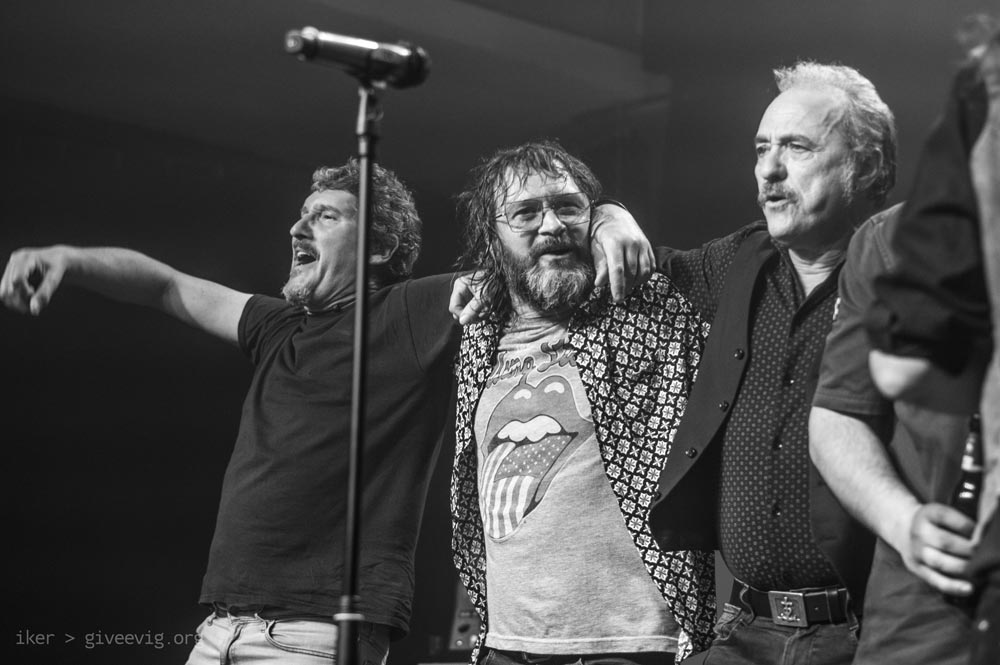 Xabi, Gorka y Edorta saludando a los asistentes al finalizar el concierto